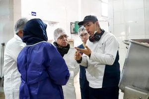 بازدید و نمونه‌گیری از محصولات شرکت «تانیس اصفهان»