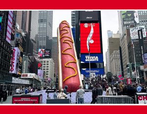 رونمایی از هات داگ غول پیکر به طول 65 فوت