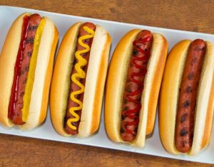 آشنایی با مواد اولیه هات‌داگ‌ها‌؛ راز طعم و بافت این غذای محبوب